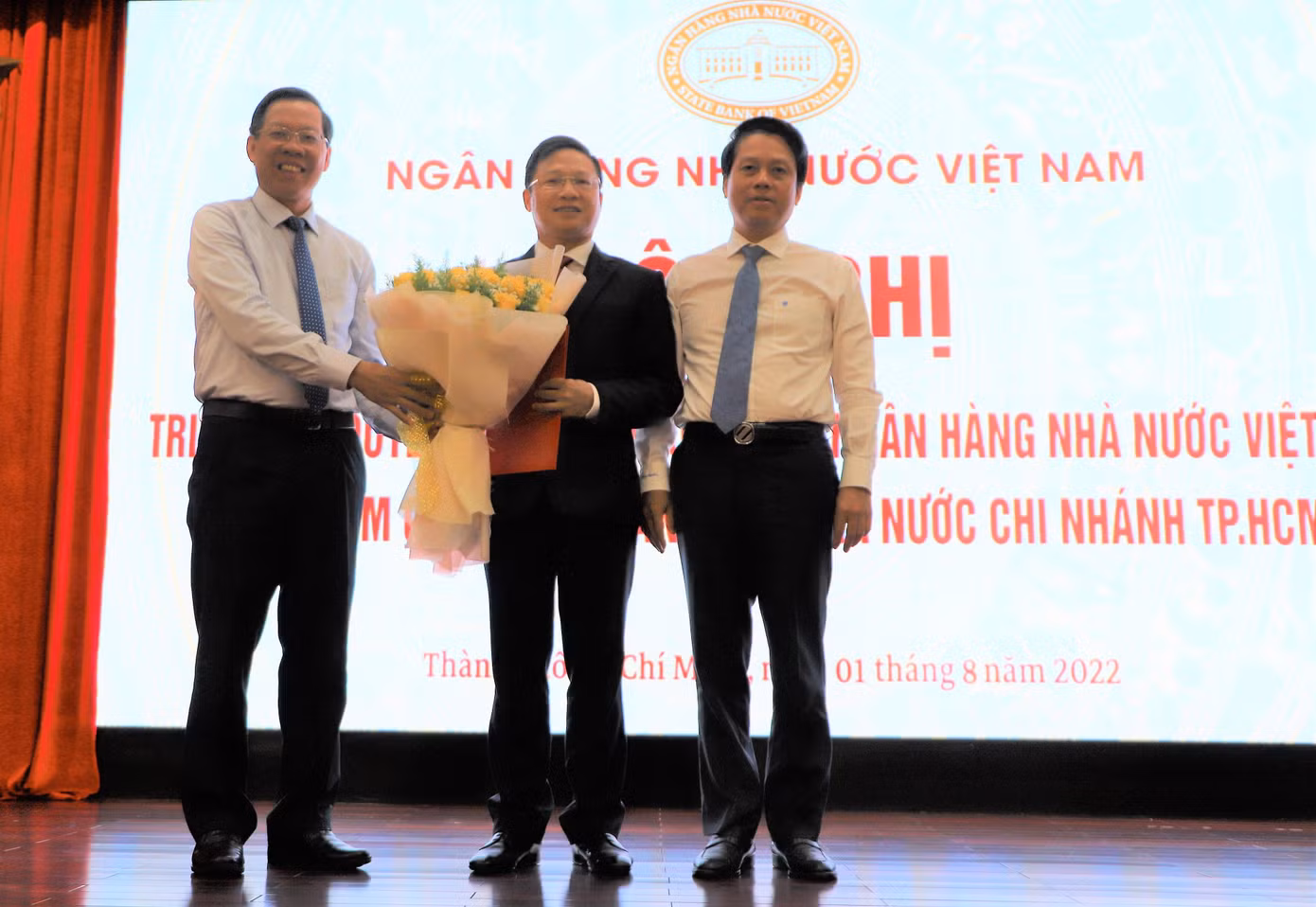 Chủ tịch UBND TPHCM Phan Văn Mãi trao hoa chúc mừng ông Võ Minh Tuấn. Ảnh: CTV Chủ tịch UBND TPHCM Phan Văn Mãi trao hoa chúc mừng ông Võ Minh Tuấn. Ảnh: CTV