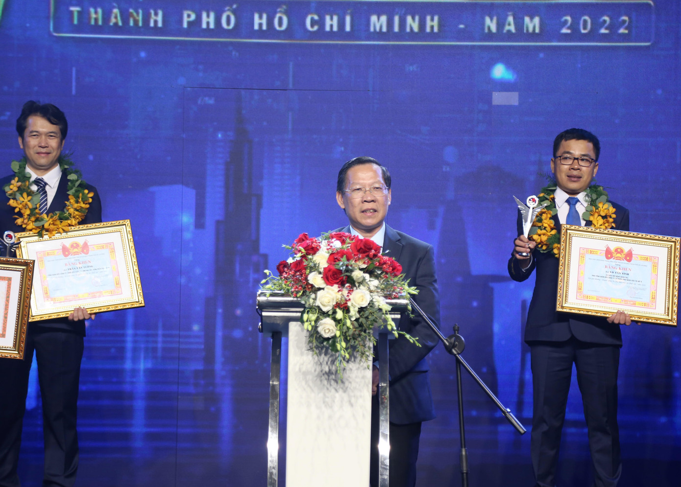 Ông Phan Văn Mãi dặn dò đội ngũ doanh nhân trẻ tại buổi lễ vinh danh. Ông Phan Văn Mãi dặn dò đội ngũ doanh nhân trẻ tại buổi lễ vinh danh.