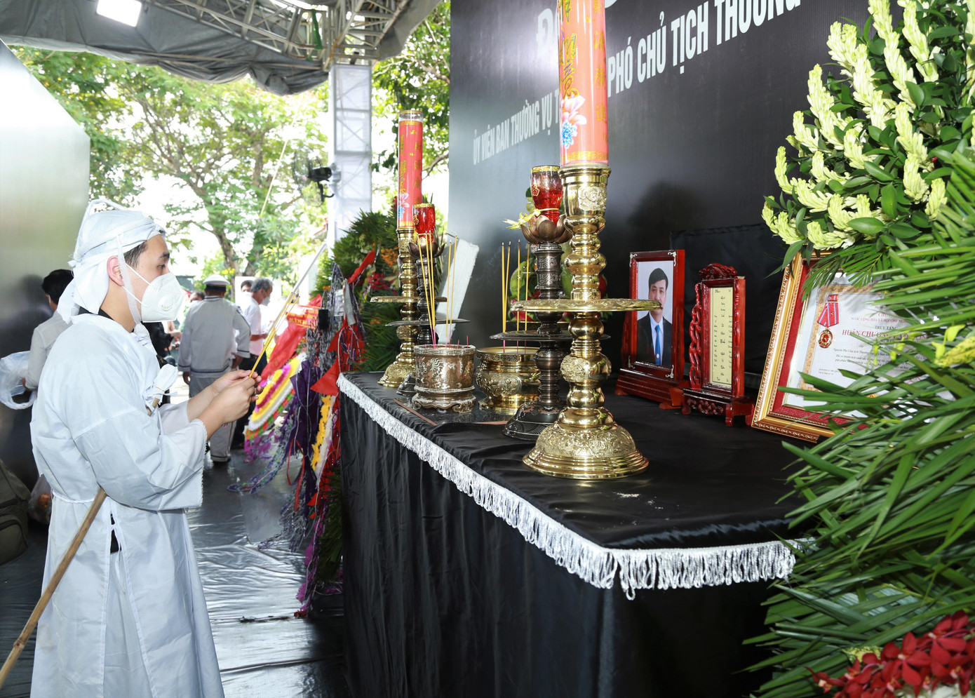 Con trai thứ của Phó Chủ tịch Lê Hòa Bình thắp nén hương tiễn biệt bố. Con trai thứ của Phó Chủ tịch Lê Hòa Bình thắp nén hương tiễn biệt bố.