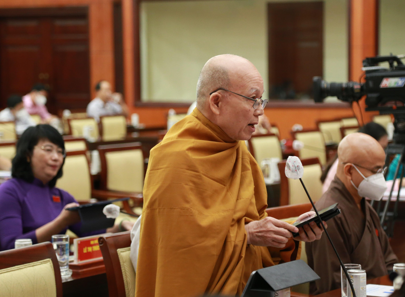 Đại biểu cho ý kiến bổ sung hoàn thiện nghị quyết kỳ họp.