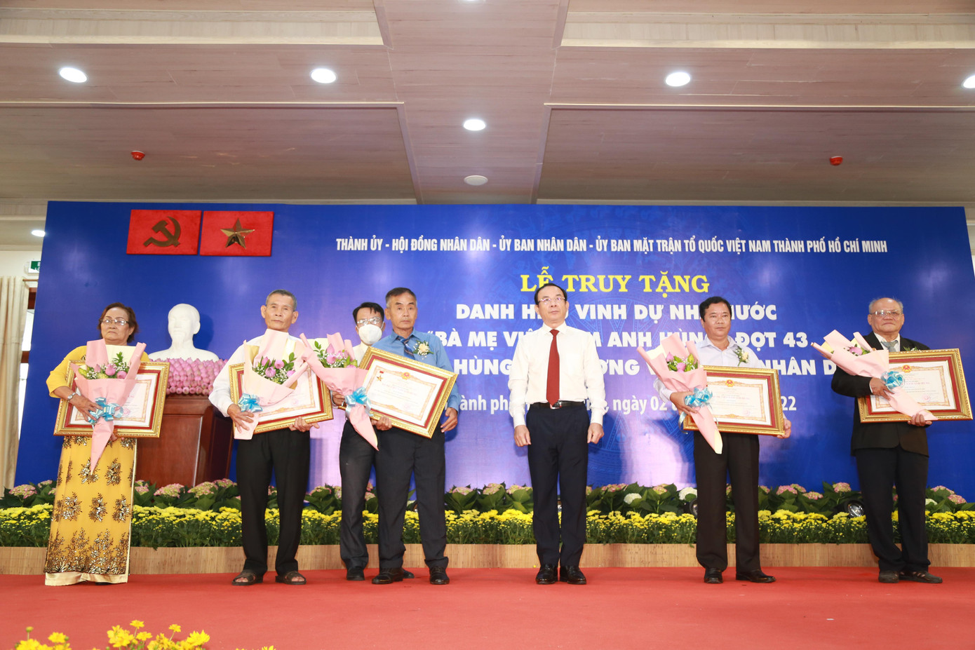 Truy tặng danh hiệu cao quý nhà nước "Bà mẹ Việt Nam Anh hùng" cho 5 Mẹ. Truy tặng danh hiệu cao quý nhà nước "Bà mẹ Việt Nam Anh hùng" cho 5 Mẹ.