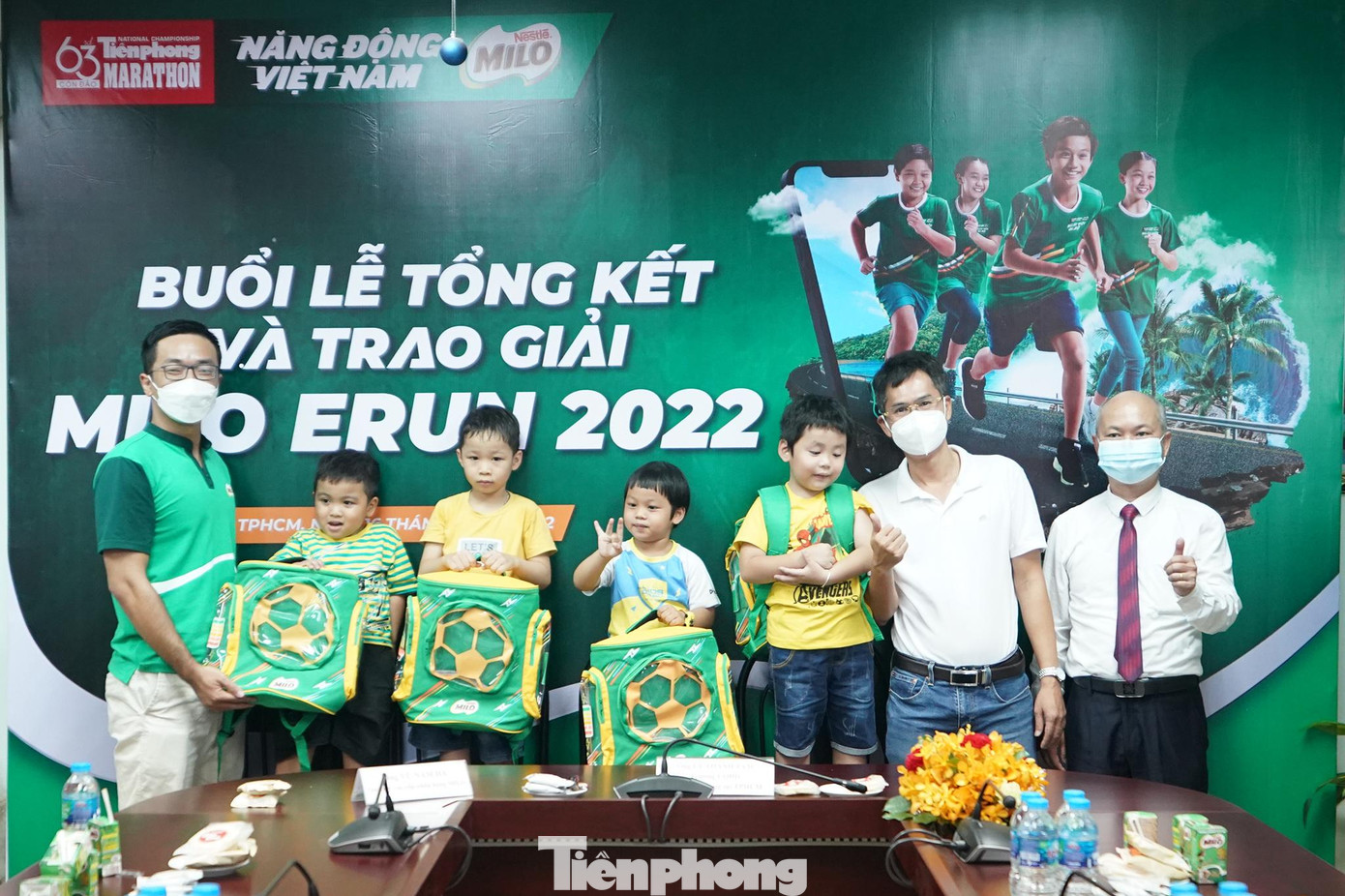 Mỗi phần quà tặng gồm 1 thùng sản phẩm MILO Nhí 115ml, 1 balo Phi hành gia MILO, 1 túi đeo chéo chiếc giày MILO và 1 bộ LEGO BricQ.