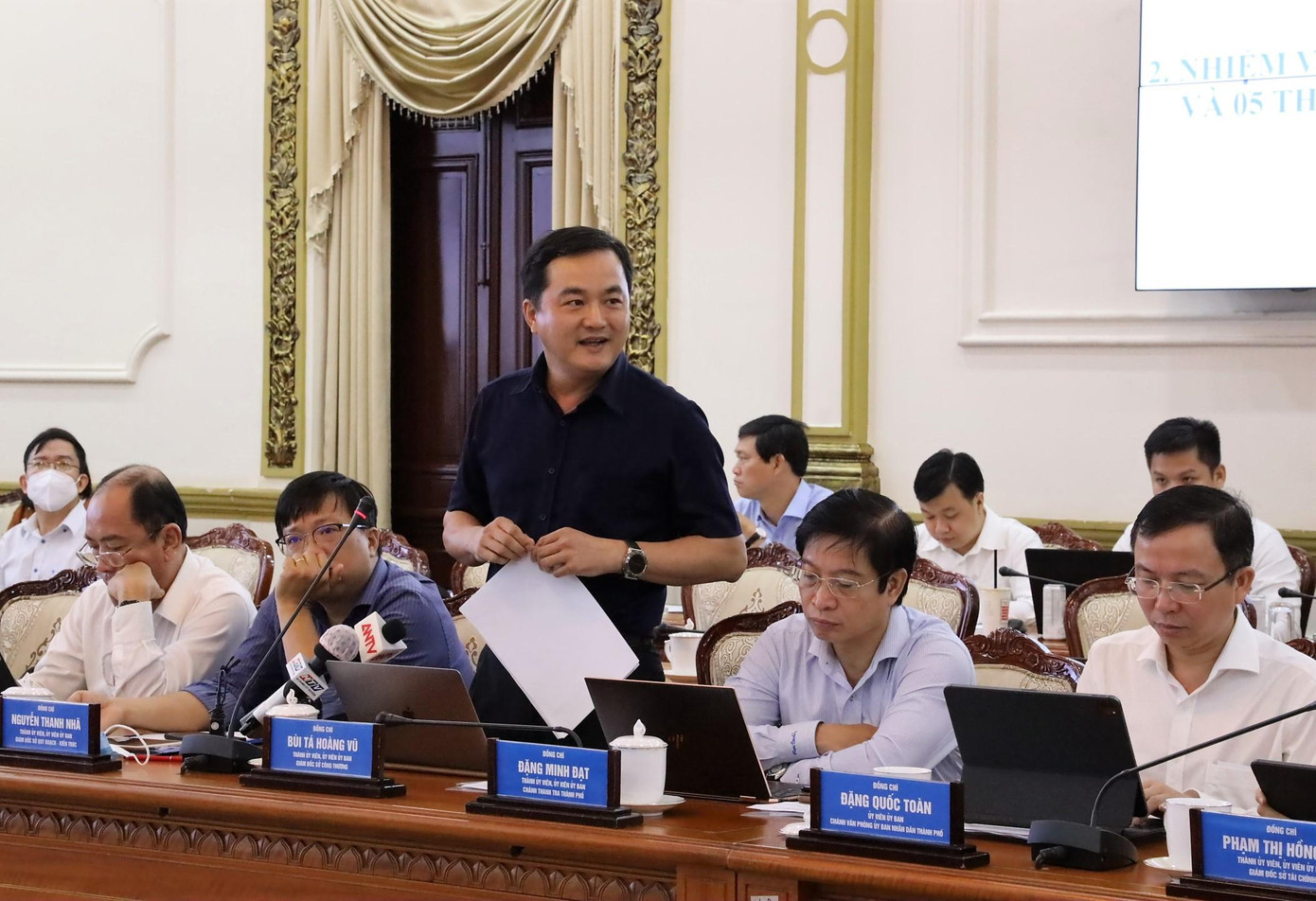 Giám đốc Sở Công Thương Bùi Tá Hoàng Vũ trao đổi tại hội nghị - Ảnh: Trung tâm Báo chí TPHCM