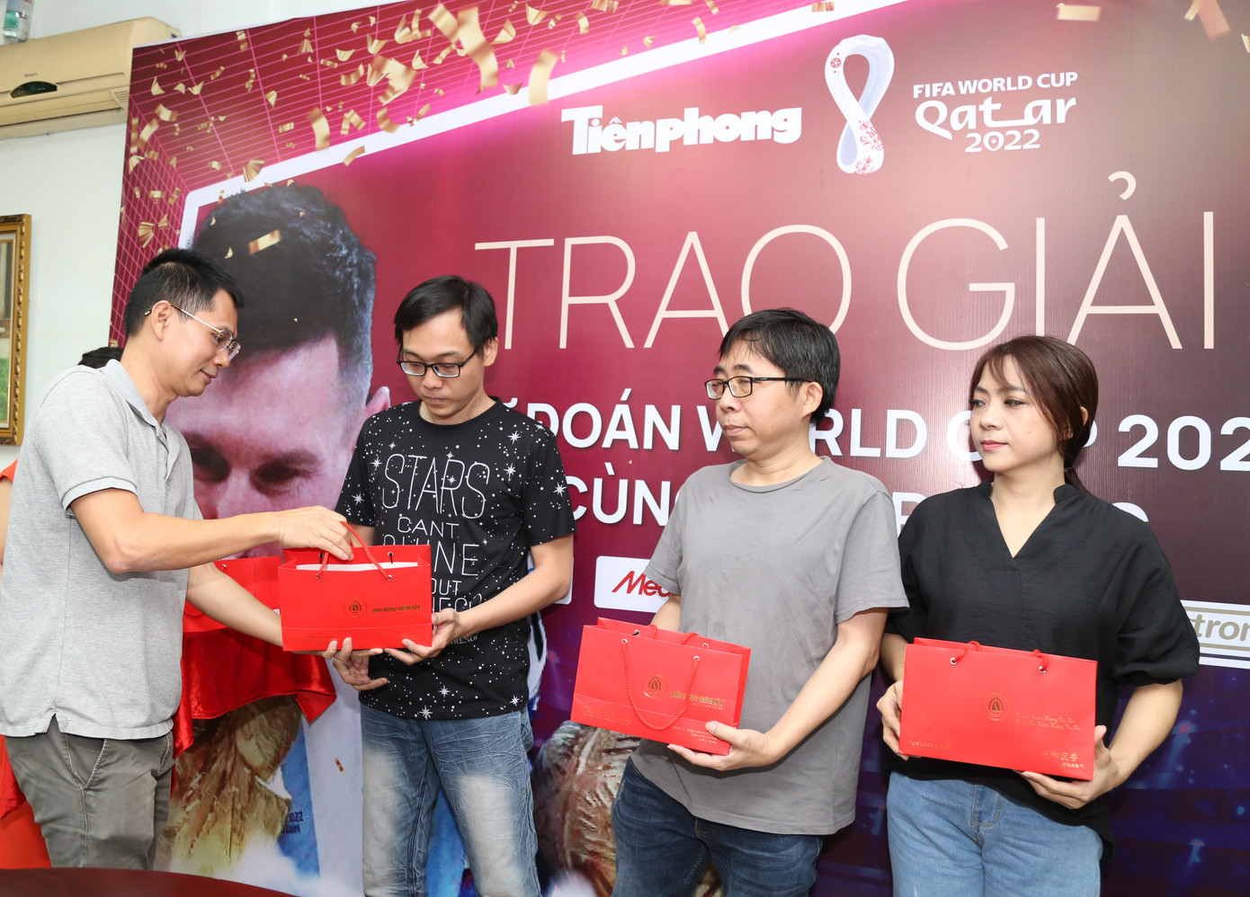 Nhà báo Lý Thành Tâm, Trưởng ban đại diện báo Tiền Phong tại TPHCM trao thưởng cho những người hâm mộ tham gia và thắng giải cuộc thi.