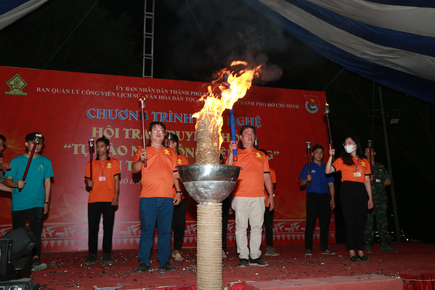 Ngay sau chương trình văn nghệ, các trại sinh đã cùng quây quần trong không gian lửa trại ấm tình. Trong ảnh: Ban tổ chức hội trại thực hiện nghi thức rước đuốc từ nơi thờ các vị Vua Hùng đến nơi diễn ra lửa trại.