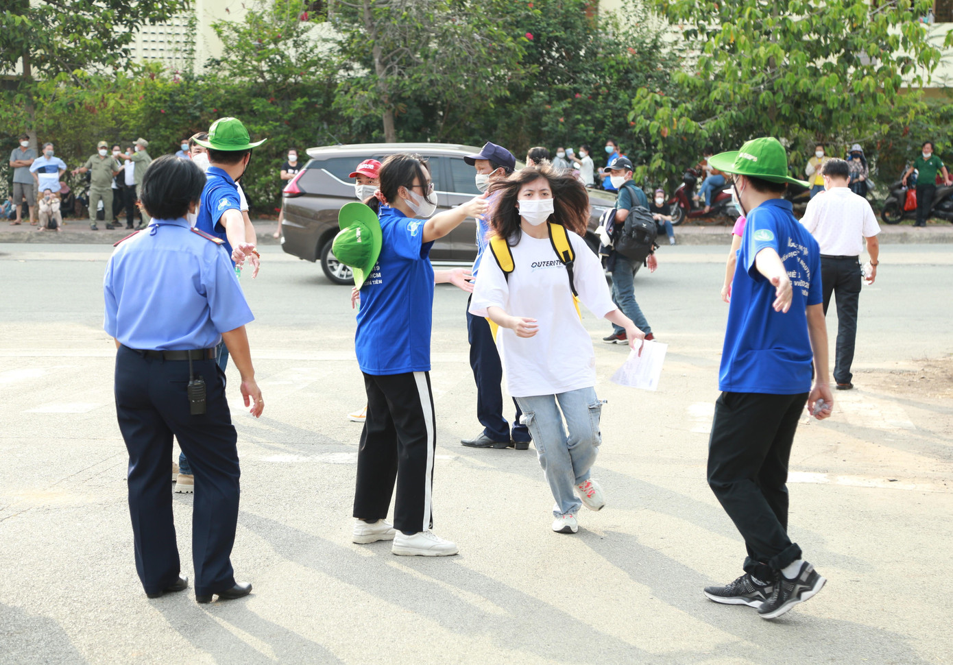 Nhiều thí sinh đến điểm thi cận giờ nên khá cuống quýt, hồi hộp