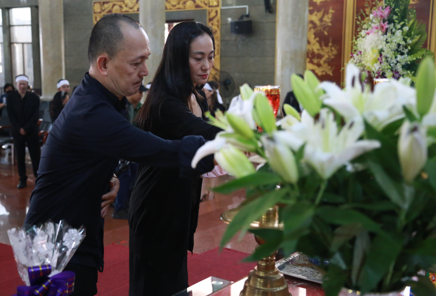 Diễn viên Hạnh Thúy cùng đạo diễn Lê Hùng Phương thắp nén hương tiễn biệt đồng nghiệp.