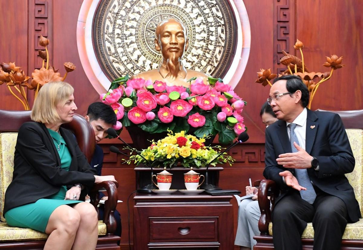 Bí thư Thành ủy TPHCM Nguyễn Văn Nên trao đổi với tân Tổng Lãnh sự Hoa Kỳ tại TPHCM Susan Burns. Ảnh: SGGP