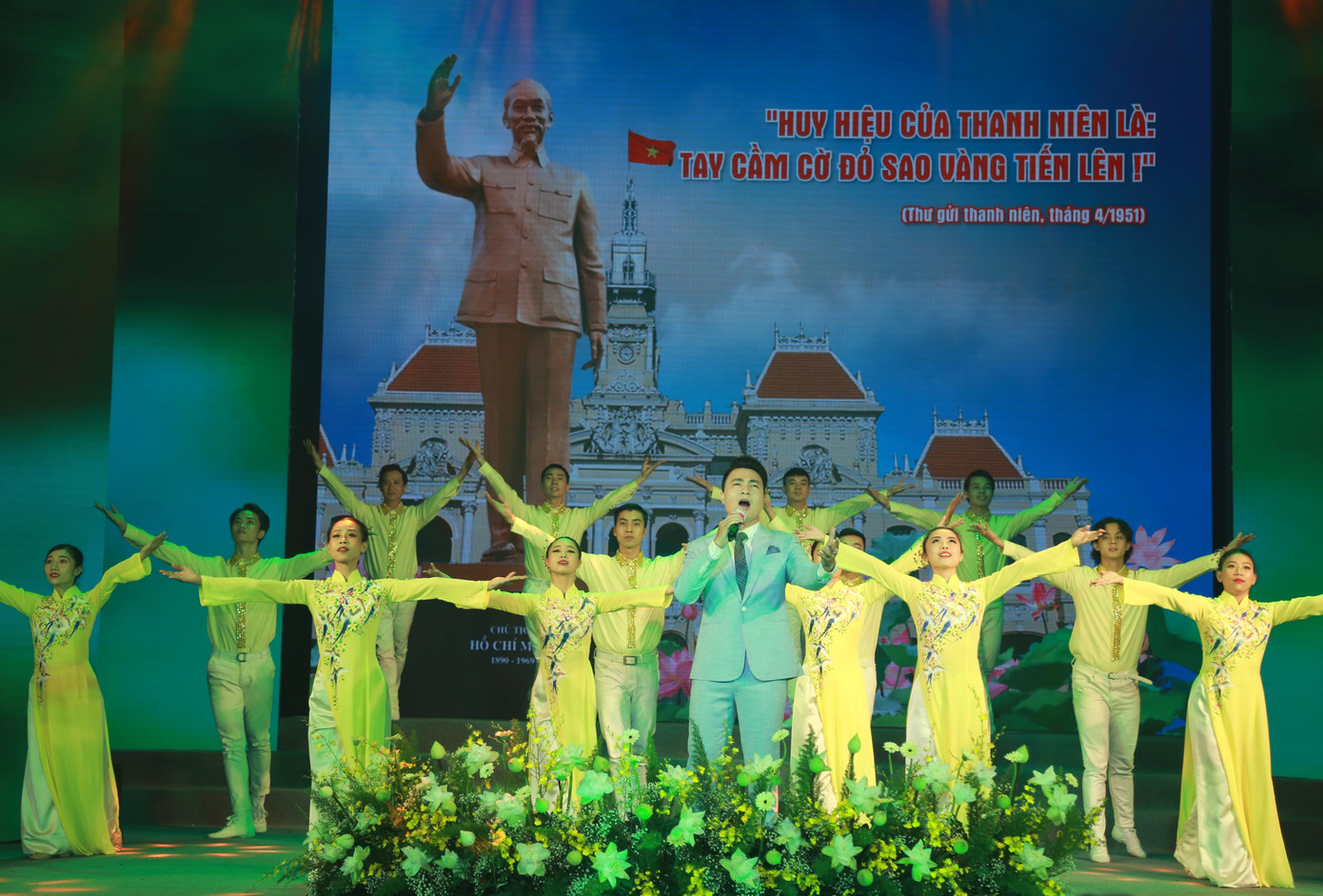 Diễn ra đúng dịp kỷ niệm 111 năm ngày Bác Hồ ra đi tìm đường cứu nước (5/6/1911 - 5/6/2022), chương trình mang đến một số tiết mục văn nghệ nhớ đến, tri ân vị lãnh tụ kiệt xuất của dân tộc. Diễn ra đúng dịp kỷ niệm 111 năm ngày Bác Hồ ra đi tìm đường cứu nước (5/6/1911 - 5/6/2022), chương trình mang đến một số tiết mục văn nghệ nhớ đến, tri ân vị lãnh tụ kiệt xuất của dân tộc.