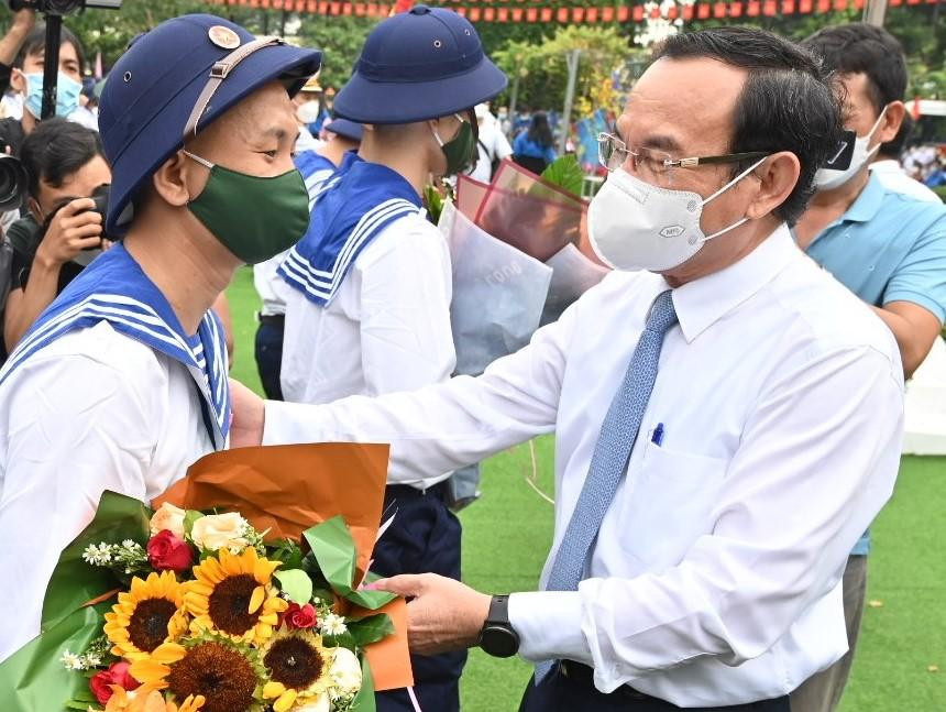 Bí thư Thành ủy Nguyễn Văn Nên động viên chiến sĩ mới trước giờ lên đường nhập ngũ.