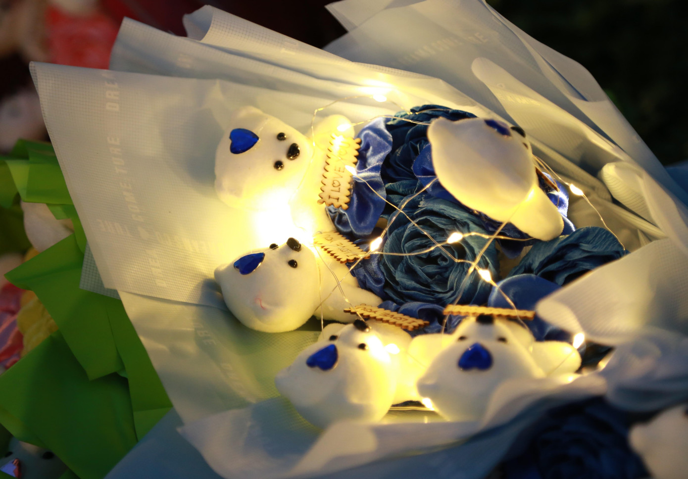 Món quà gửi gắm thông điệp yêu thương dành cho một nửa còn lại.