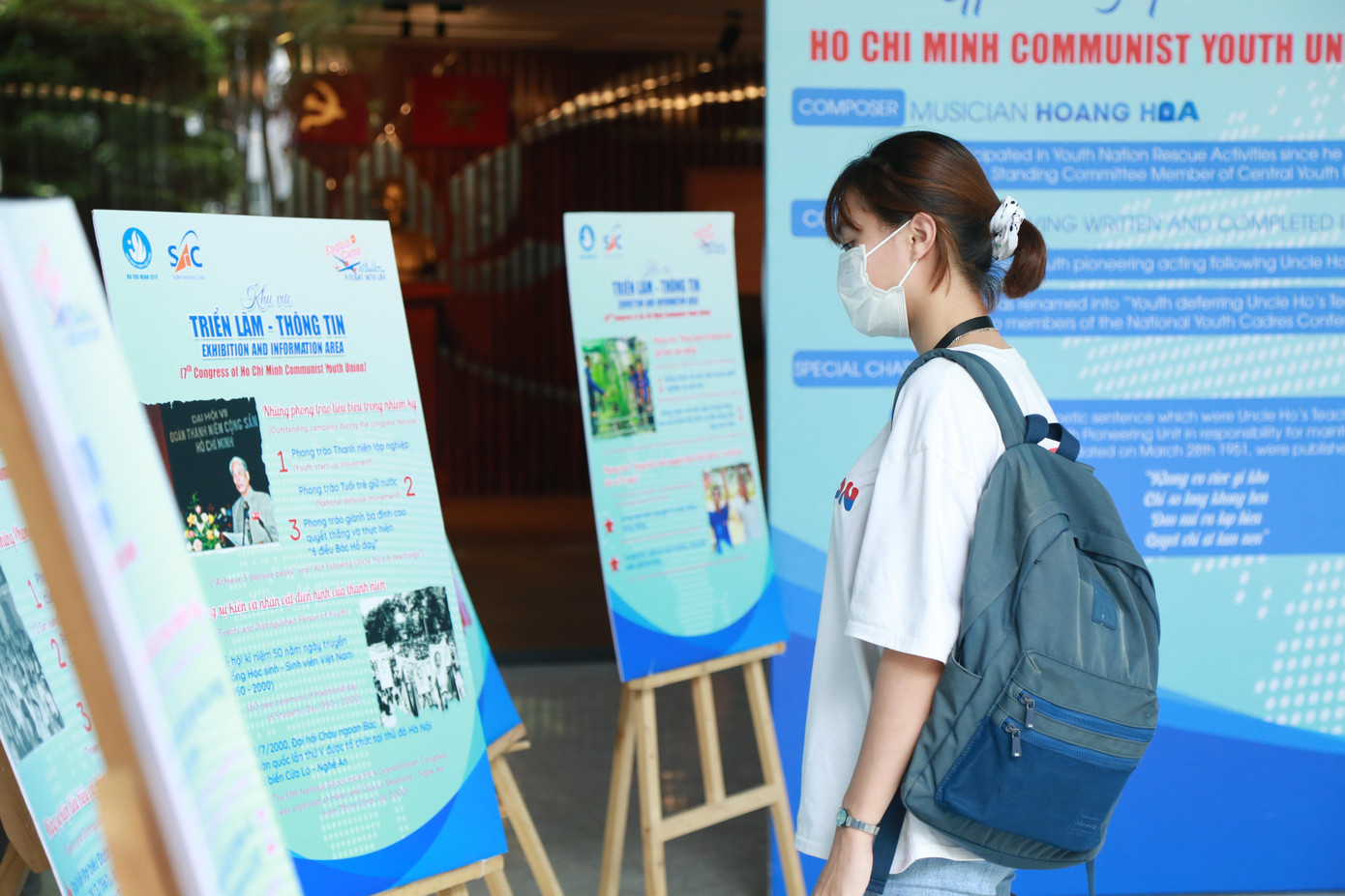 Sinh viên theo dõi thông tin triển lãm.