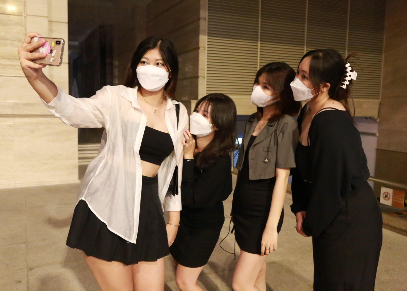 &quot;Đều là sinh viên, năm qua tụi mình gần như chỉ bị ảnh hưởng mỗi chuyện không thể về quê thăm nhà thôi. Mong năm mới này sẽ có nhiều sức khỏe, nhiều may mắn và tốt nghiệp đúng thời hạn&quot;, Nguyệt Ánh chia sẻ.