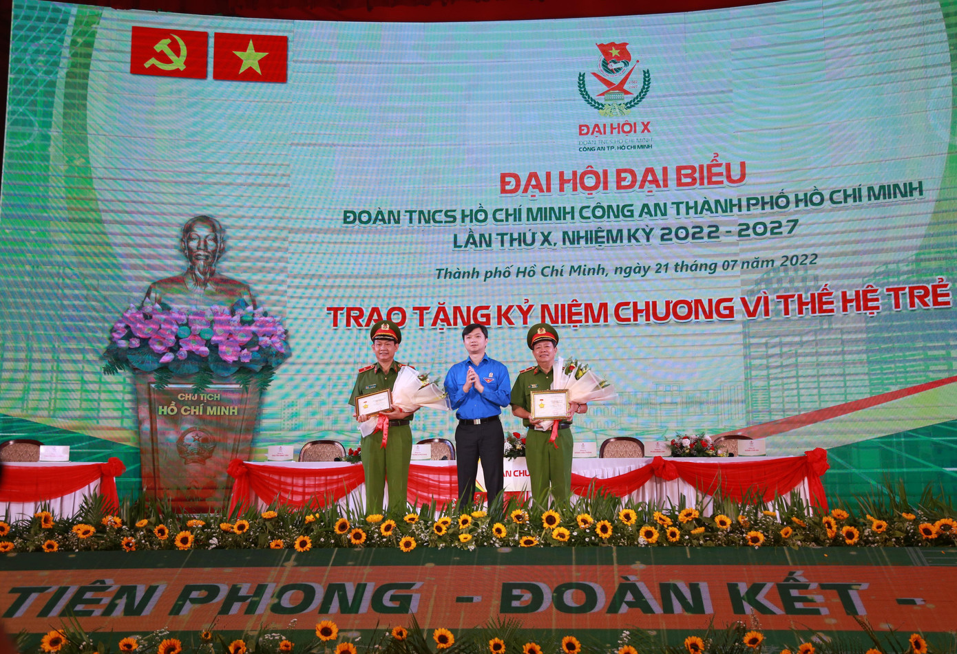 Dịp này, anh Nguyễn Minh Triết thay mặt T.Ư Đoàn trao Kỷ niệm chương "Vì thế hệ trẻ" cho hai lãnh đạo của CATP.