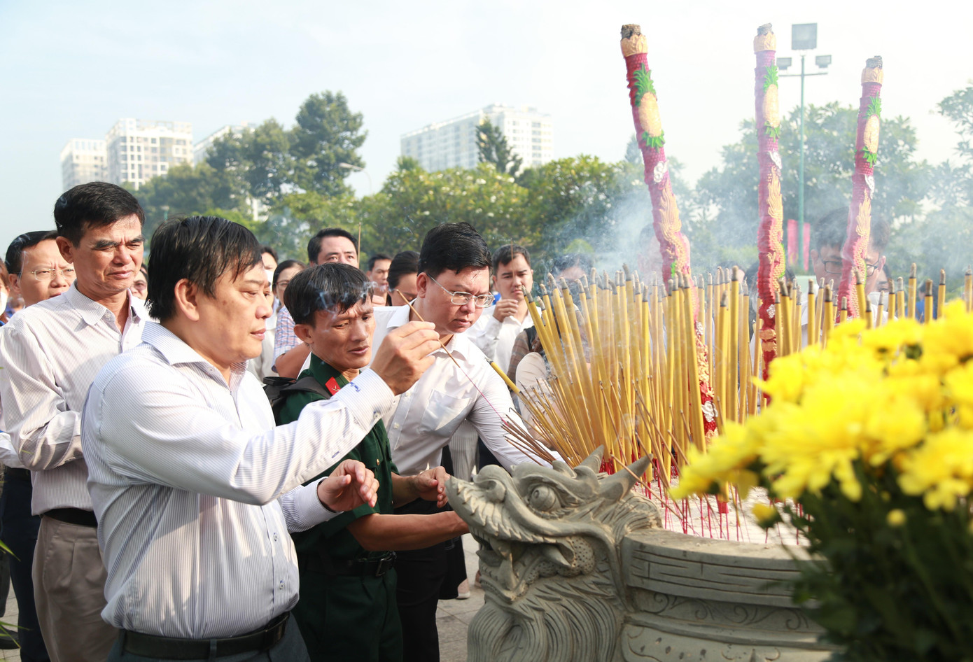Cán bộ, công chức và người lao động ĐHQG TPHCM thắp nén hương tưởng nhớ, tri ân công lao to lớn của các Anh hùng liệt sĩ.