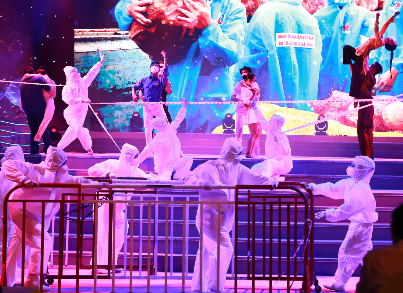 Hình ảnh về một thành phố trải qua những ngày đau thương nhưng cũng hết sức hào hiệp, nghĩa tình được tái hiện trong đêm nhạc.