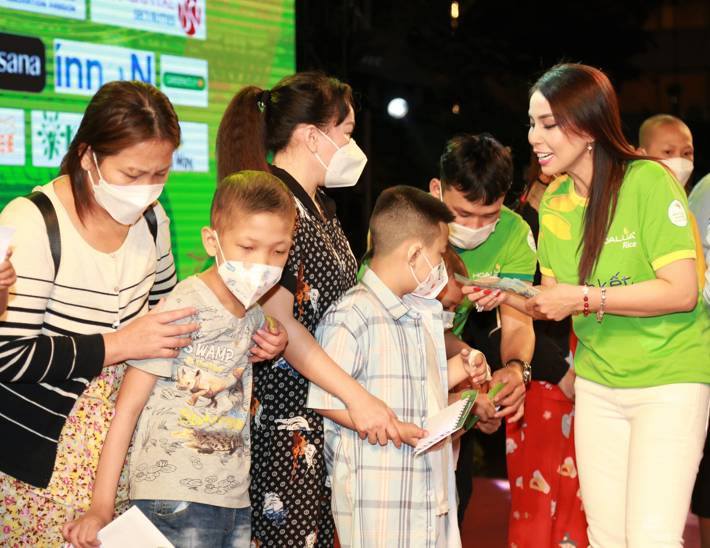 Đây là lần đầu tiên em gái Lý Hùng tham gia chương trình "Gắn kết yêu thương". Đây là lần đầu tiên em gái Lý Hùng tham gia chương trình "Gắn kết yêu thương".