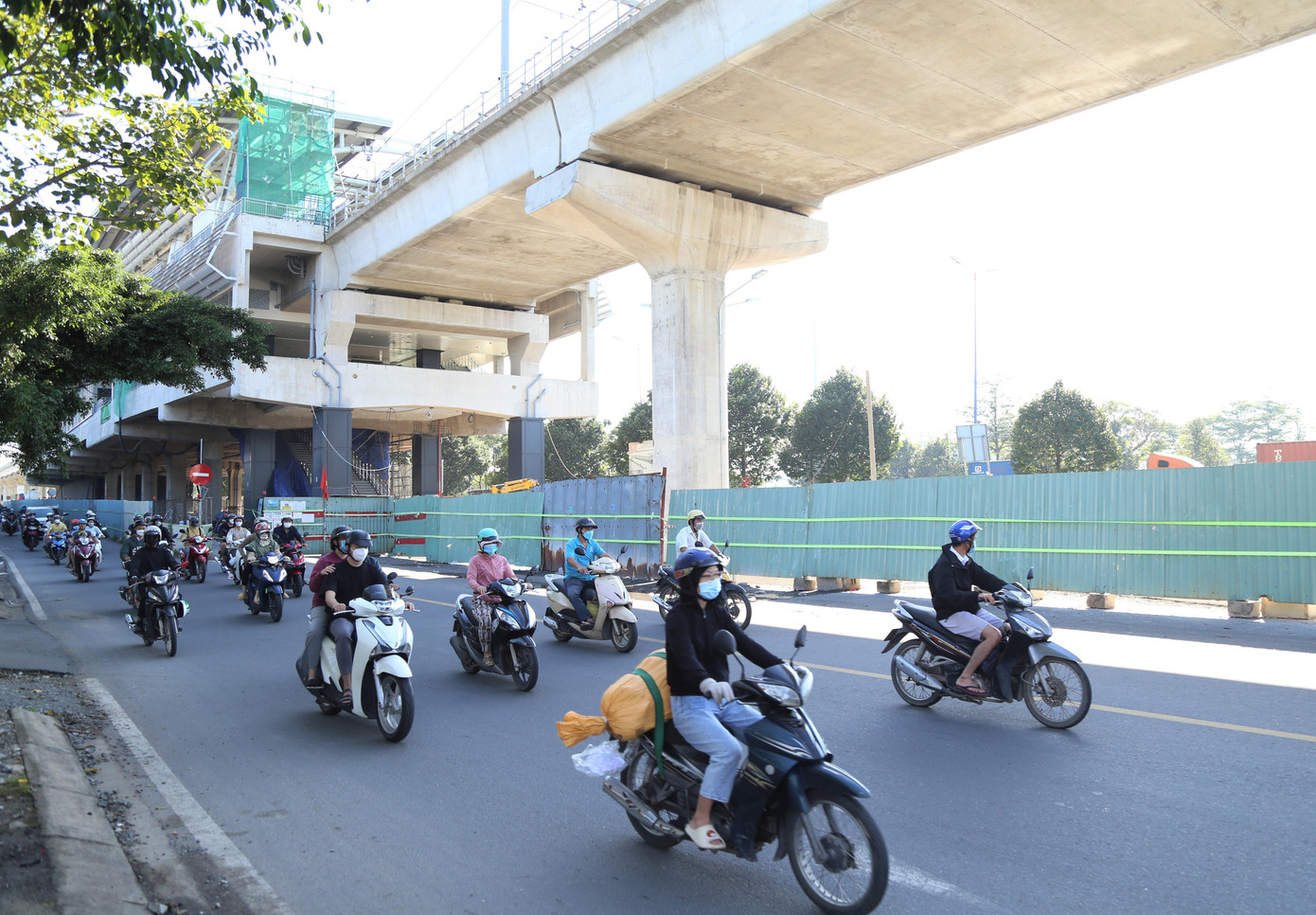 Người dân TPHCM mong ngóng đến ngày thấy tuyến metro đầu tiên của thành phố vận hành. Ảnh: Ngô Tùng