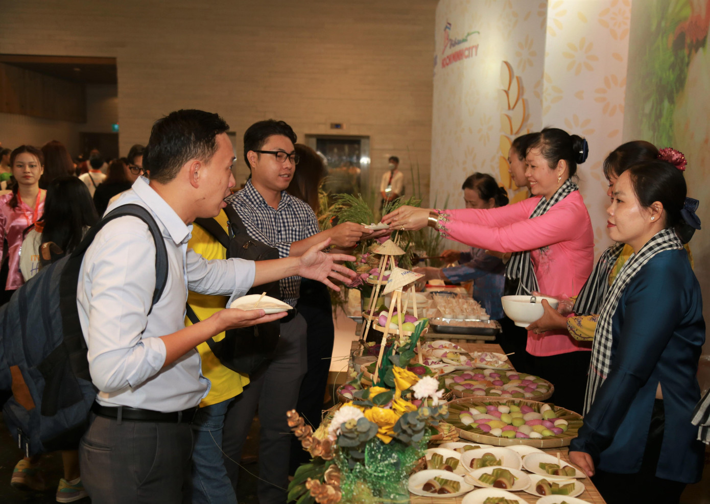 Hoạt động giao lưu ẩm thực truyền thống Việt Nam diễn ra bên lề sự kiện.