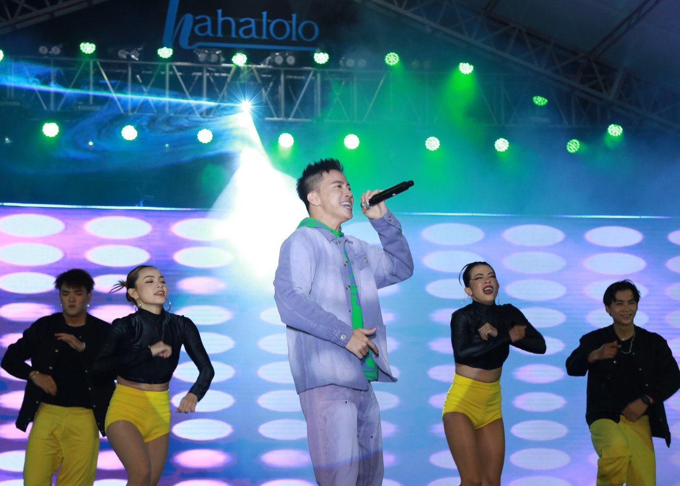 S.T Sơn Thạch khoe vũ điệu và giọng hát khỏe khoắn trong các ca khúc tại đêm diễn.