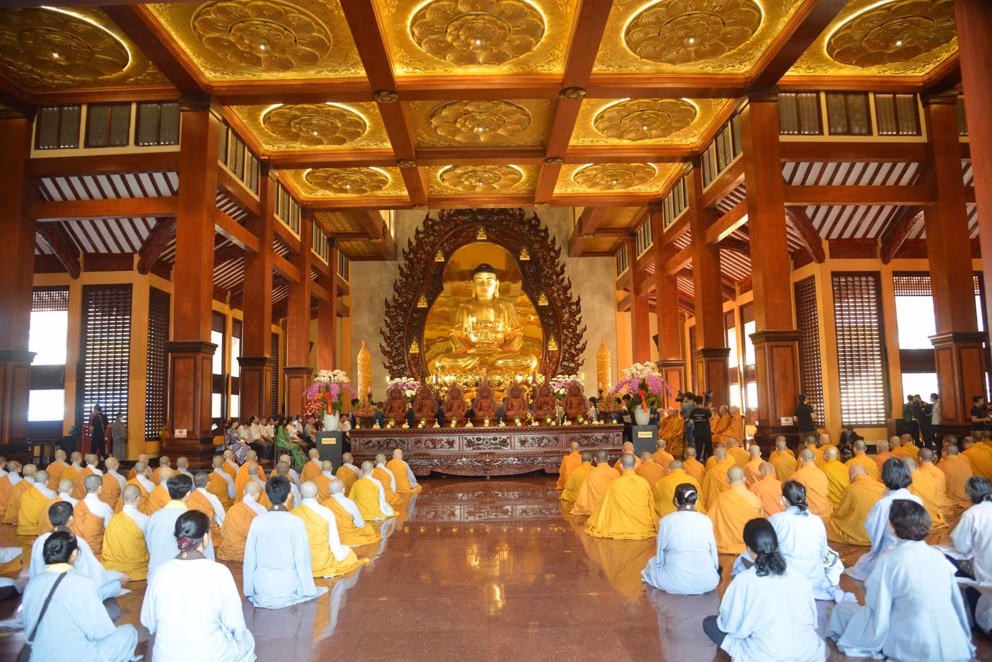 Chư tôn đức tăng, ni, Phật tử hiệp tâm cầu nguyện cho đồng bào qua đời vì COVID-19.