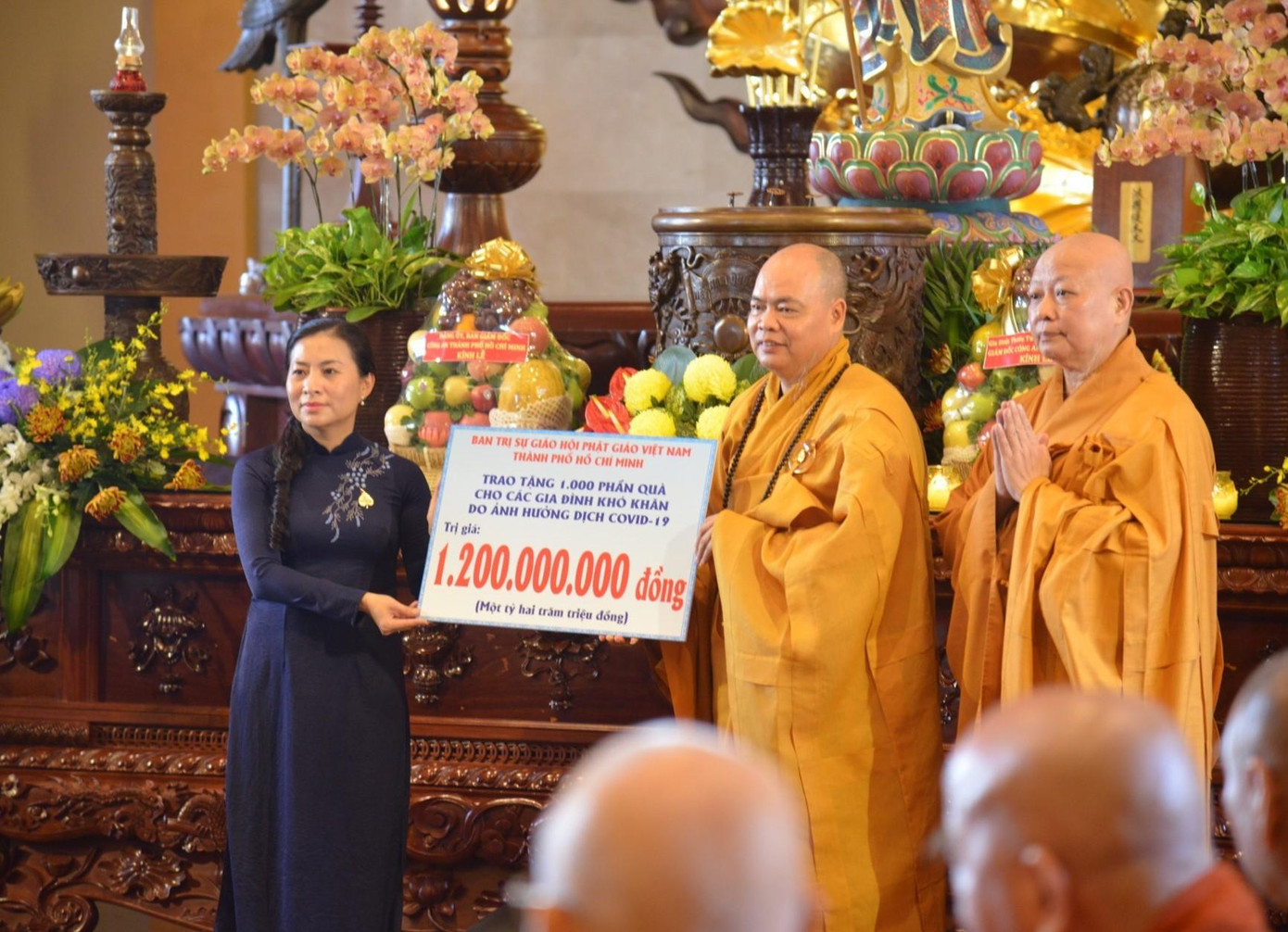 Dịp này, Ban Trị sự GHPGVN TPHCM đã trao tặng cho Ủy ban MTTQ Việt Nam TPHCM số tiền và hiện vật tổng trị giá 2,2 tỷ đồng để chăm lo cho người dân bị ảnh hưởng của đại dịch COVID-19. Dịp này, Ban Trị sự GHPGVN TPHCM đã trao tặng cho Ủy ban MTTQ Việt Nam TPHCM số tiền và hiện vật tổng trị giá 2,2 tỷ đồng để chăm lo cho người dân bị ảnh hưởng của đại dịch COVID-19.