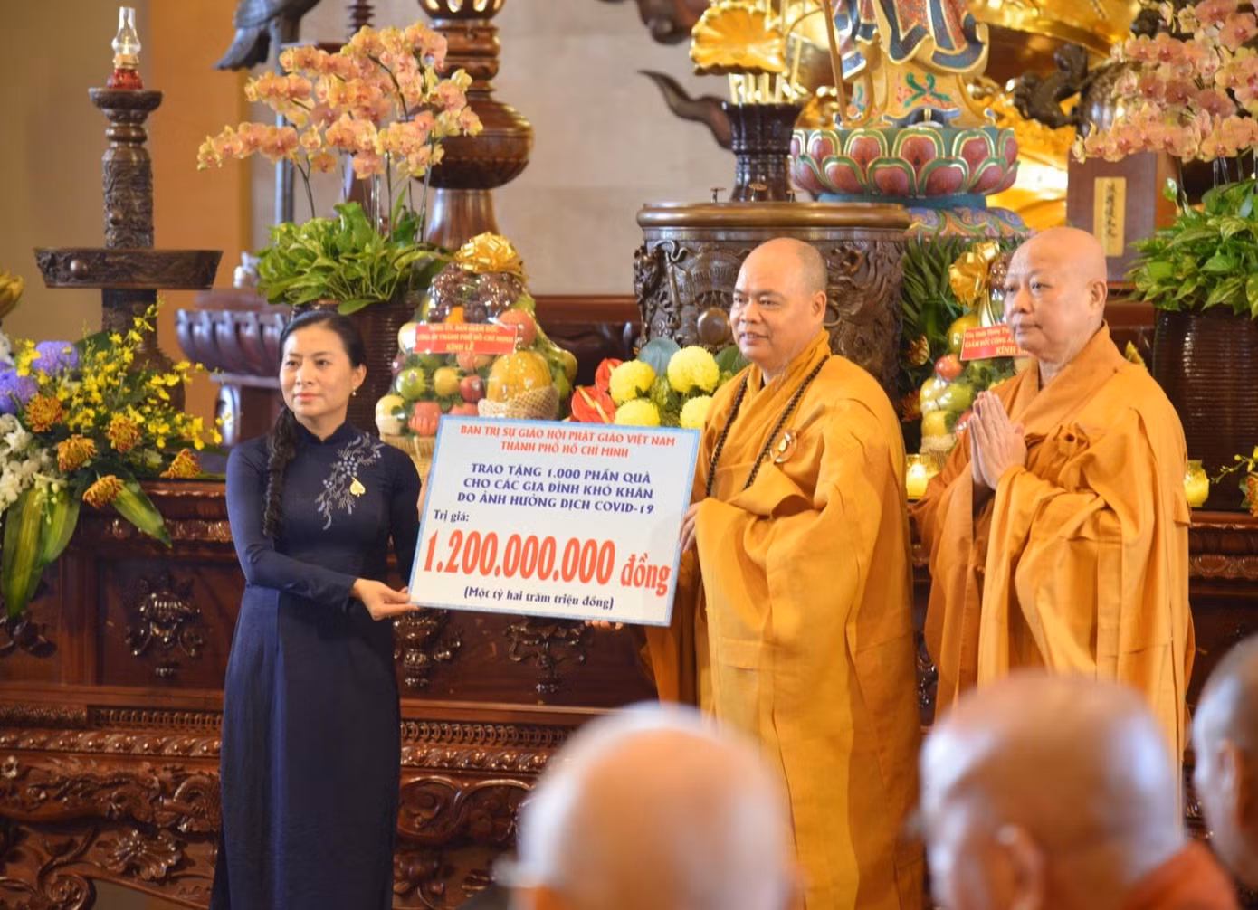 Dịp này, Ban Trị sự GHPGVN TPHCM đã trao tặng cho Ủy ban MTTQ Việt Nam TPHCM số tiền và hiện vật tổng trị giá 2,2 tỷ đồng để chăm lo cho người dân bị ảnh hưởng của đại dịch COVID-19.