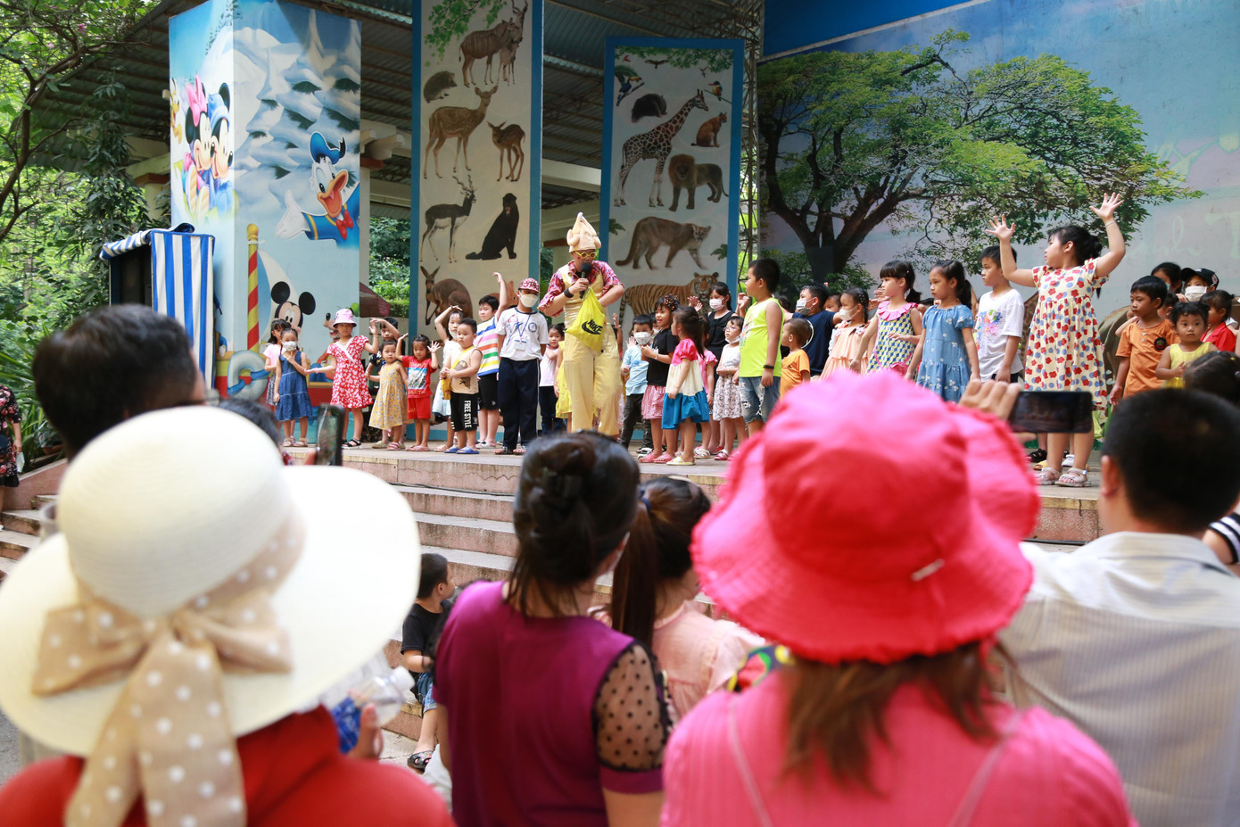 Dịp cuối tuần, Thảo Cầm Viên tổ chức các suất diễn ảo thuật, xiếc, văn nghệ phục vụ người dân và du khách tham quan.