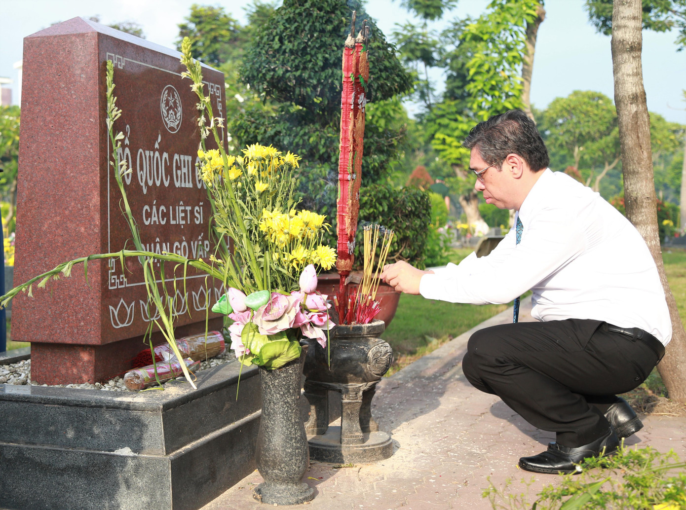 Ông Nguyễn Phước Lộc - Ủy viên Ban Thường vụ Thành ủy, Trưởng ban Ban Tổ chức Thành ủy TPHCM - thắp nén hương tri ân các Anh hùng liệt sĩ.