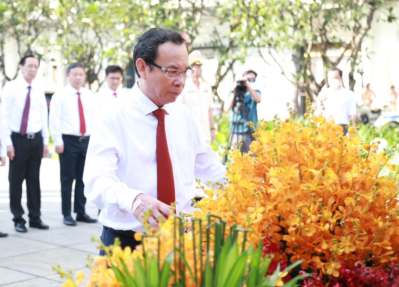 Bí thư Thành ủy TPHCM Nguyễn Văn Nên dâng hoa lên Tượng đài Chủ tịch Hồ Chí Minh. Ảnh: Ngô Tùng Bí thư Thành ủy TPHCM Nguyễn Văn Nên dâng hoa lên Tượng đài Chủ tịch Hồ Chí Minh. Ảnh: Ngô Tùng