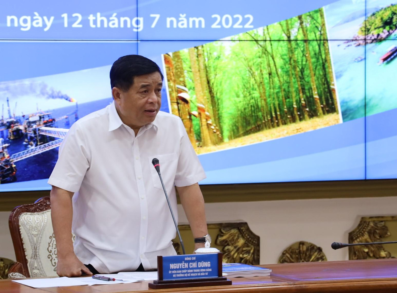 Bộ trưởng Bộ Kế hoạch và Đầu tư Nguyễn Chí Dũng trao đổi tại hội nghị.