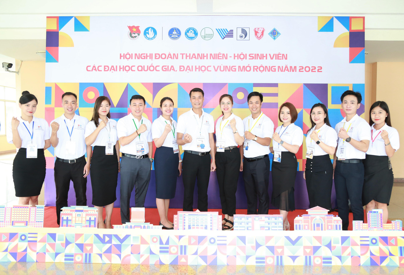 Đoàn đại biểu ĐH Thái Nguyên lưu niệm tại hội nghị. Đoàn đại biểu ĐH Thái Nguyên lưu niệm tại hội nghị.