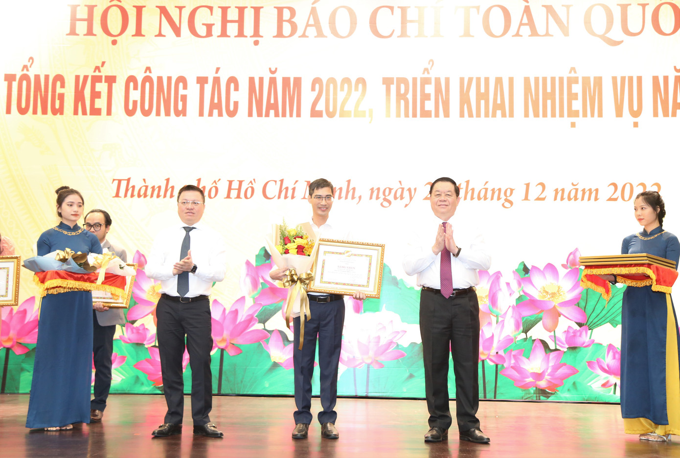 Trưởng ban Tuyên giáo Trung ương Nguyễn Trọng Nghĩa và Chủ tịch Hội Nhà báo Việt Nam trao bằng khen tuyên dương các tập thể, cá nhân đóng góp tiêu biểu trong hoạt động báo chí năm 2022.