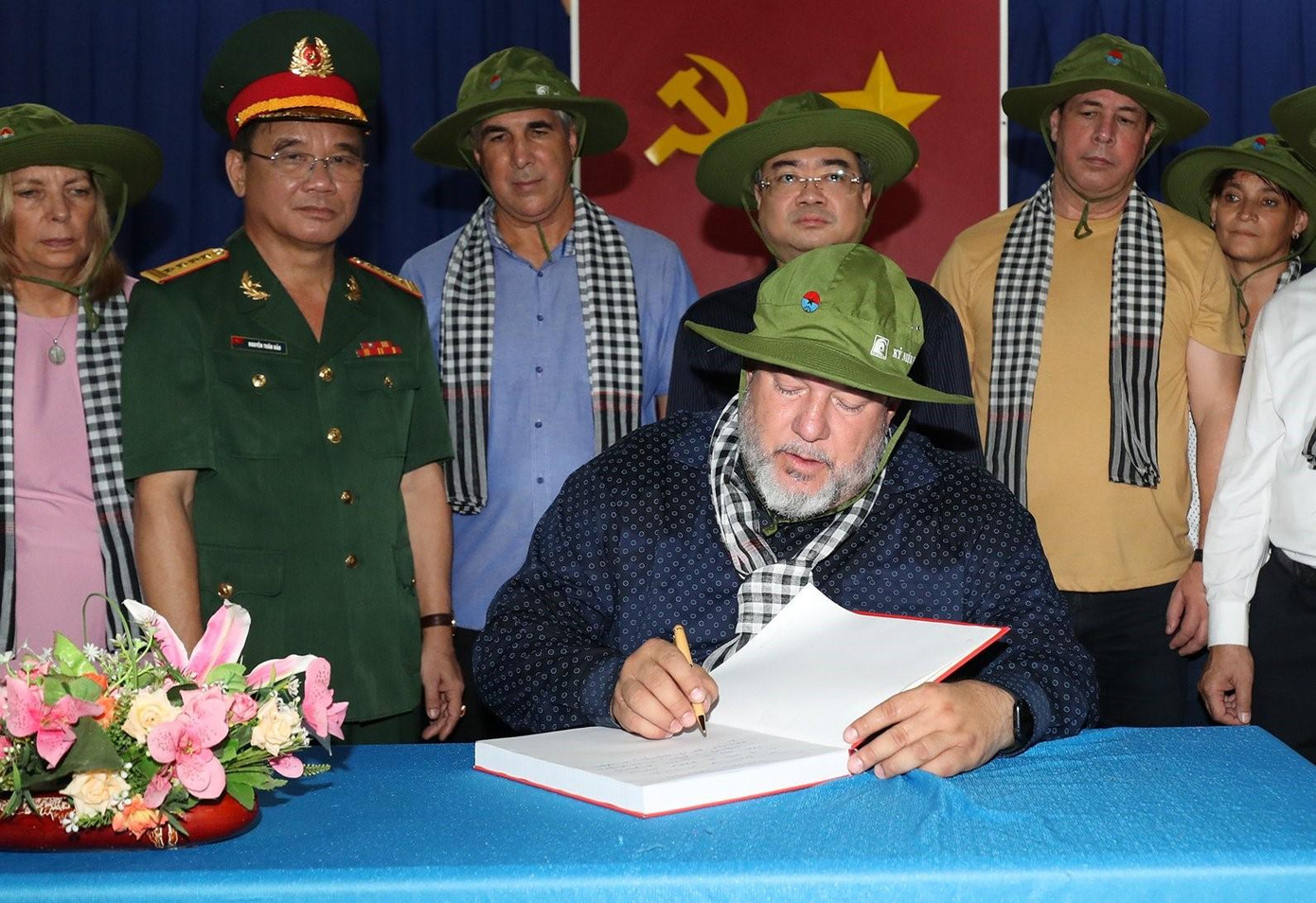 Thủ tướng Manuel Marrero Cruz viết lời lưu niệm tại Khu Di tích lịch sử Địa đạo Củ Chi: &quot;Cảm ơn các bạn Việt Nam đã cho thế giới hiểu hơn về sự hy sinh cuộc sống, sự can đảm không chịu khuất phục trước kẻ thù để bảo vệ giá trị của tự do. Việt Nam muôn năm!&quot;.