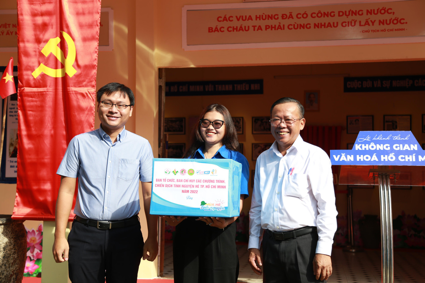 Dịp này, Thành Đoàn TPHCM đã trao quà động viên các bạn chiến sĩ Mùa hè xanh Trường Đại học Công nghệ TPHCM.