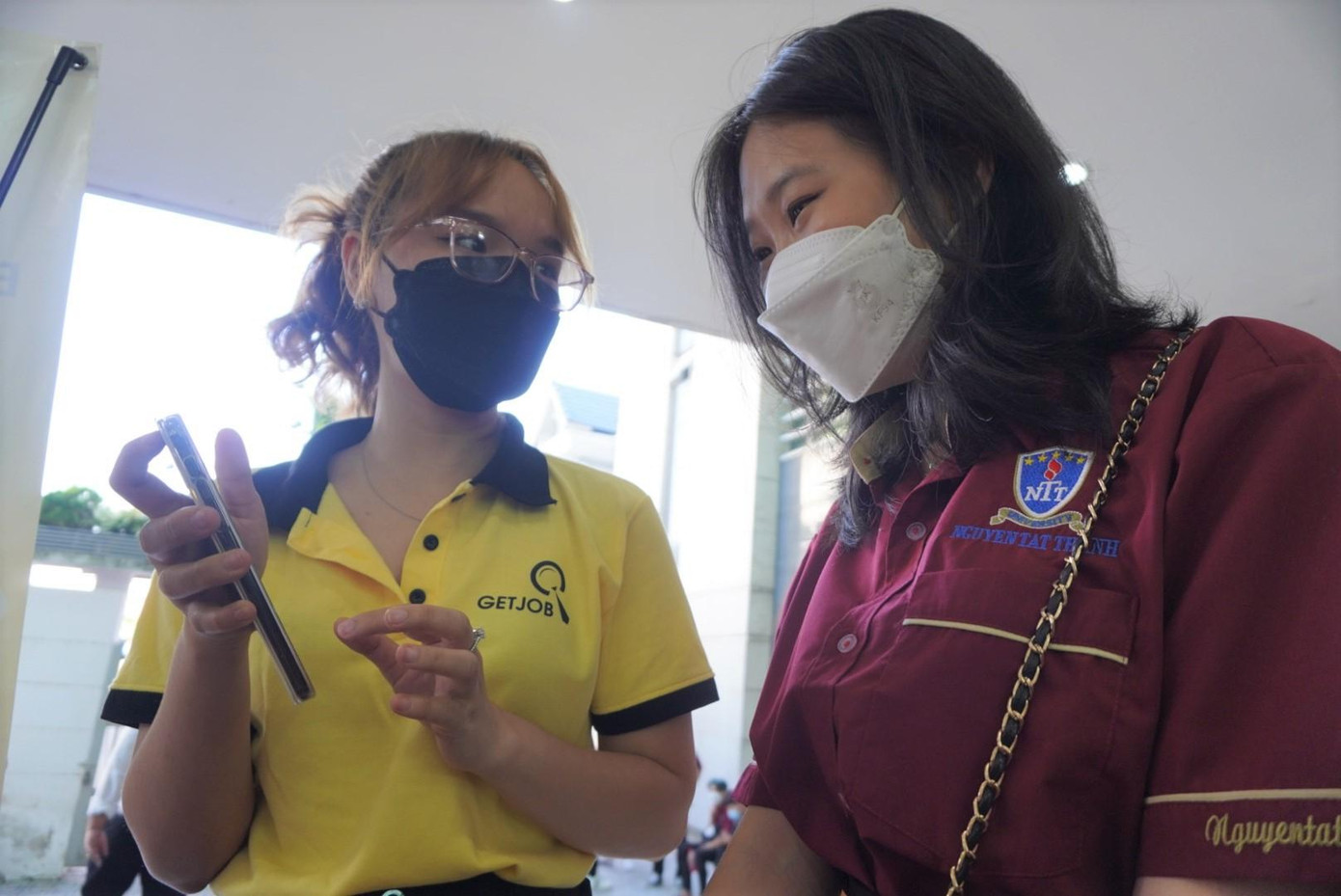 Bạn Đặng Thị Nhung tìm hiểu việc làm thông qua ứng dụng Getjob