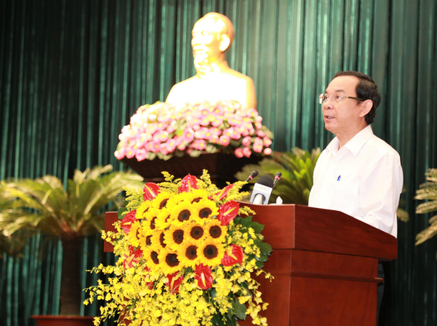 Bí thư Thành ủy TPHCM Nguyễn Văn Nên phát biểu tại hội nghị. Ảnh: Ngô Tùng