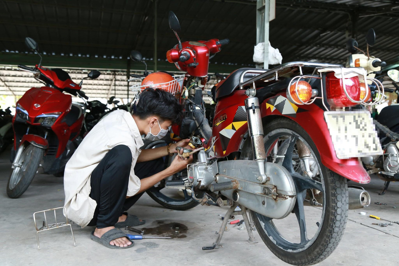 Thiện Tín khắc phục hỏng hóc cho một phương tiện - Ảnh: Ngô Tùng Thiện Tín khắc phục hỏng hóc cho một phương tiện - Ảnh: Ngô Tùng