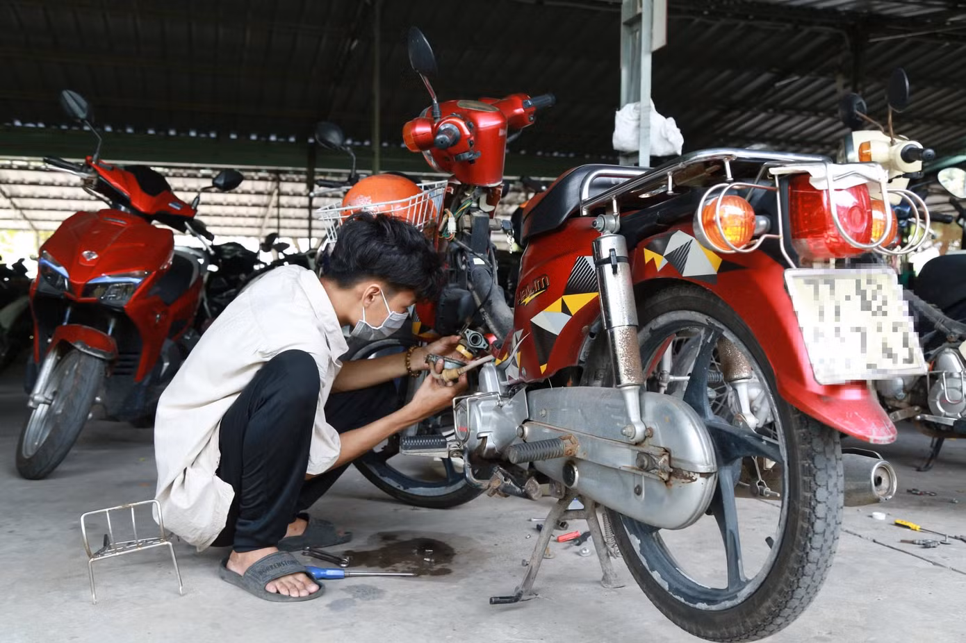Thiện Tín khắc phục hỏng hóc cho một phương tiện - Ảnh: Ngô Tùng