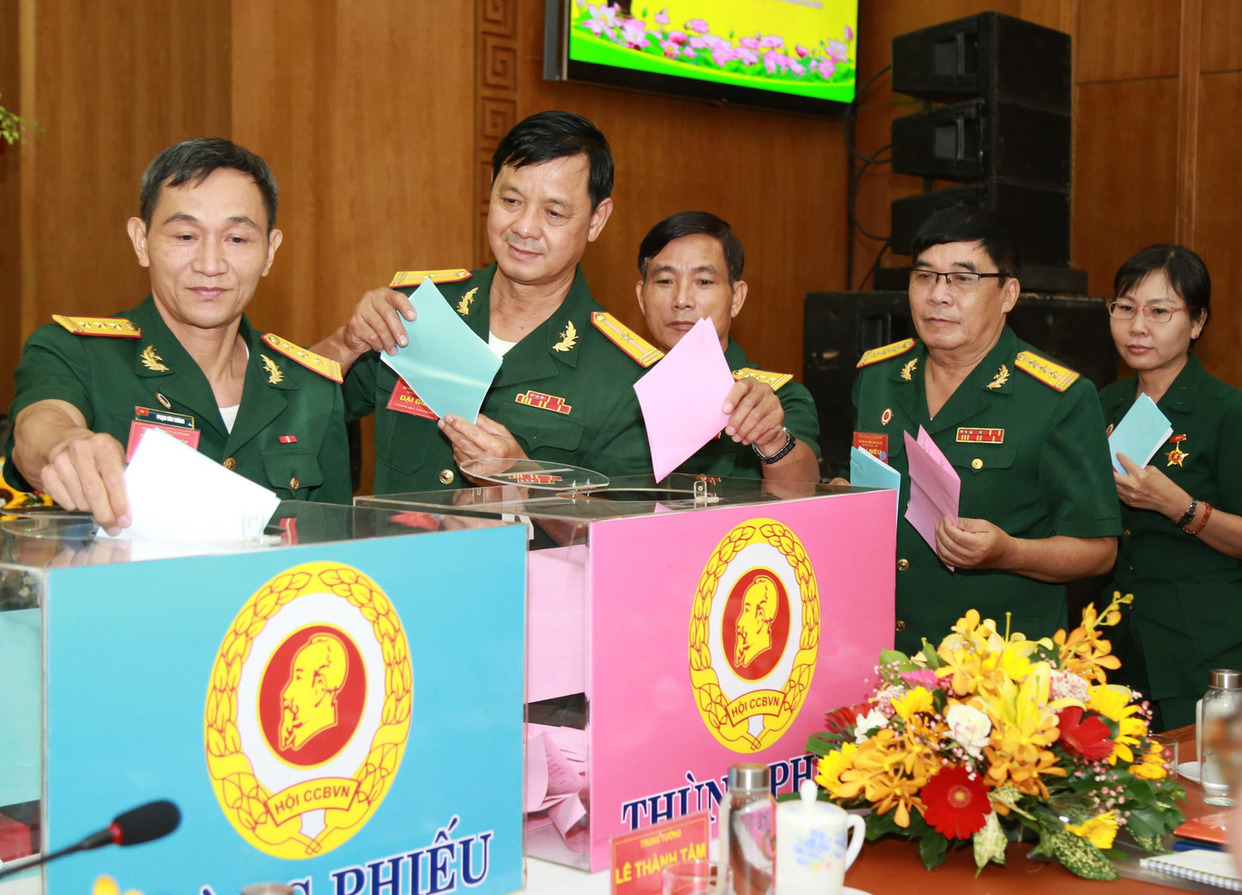 Đại biểu bỏ phiếu bầu Ban Chấp hành Hội CCB khóa VII. Đại biểu bỏ phiếu bầu Ban Chấp hành Hội CCB khóa VII.