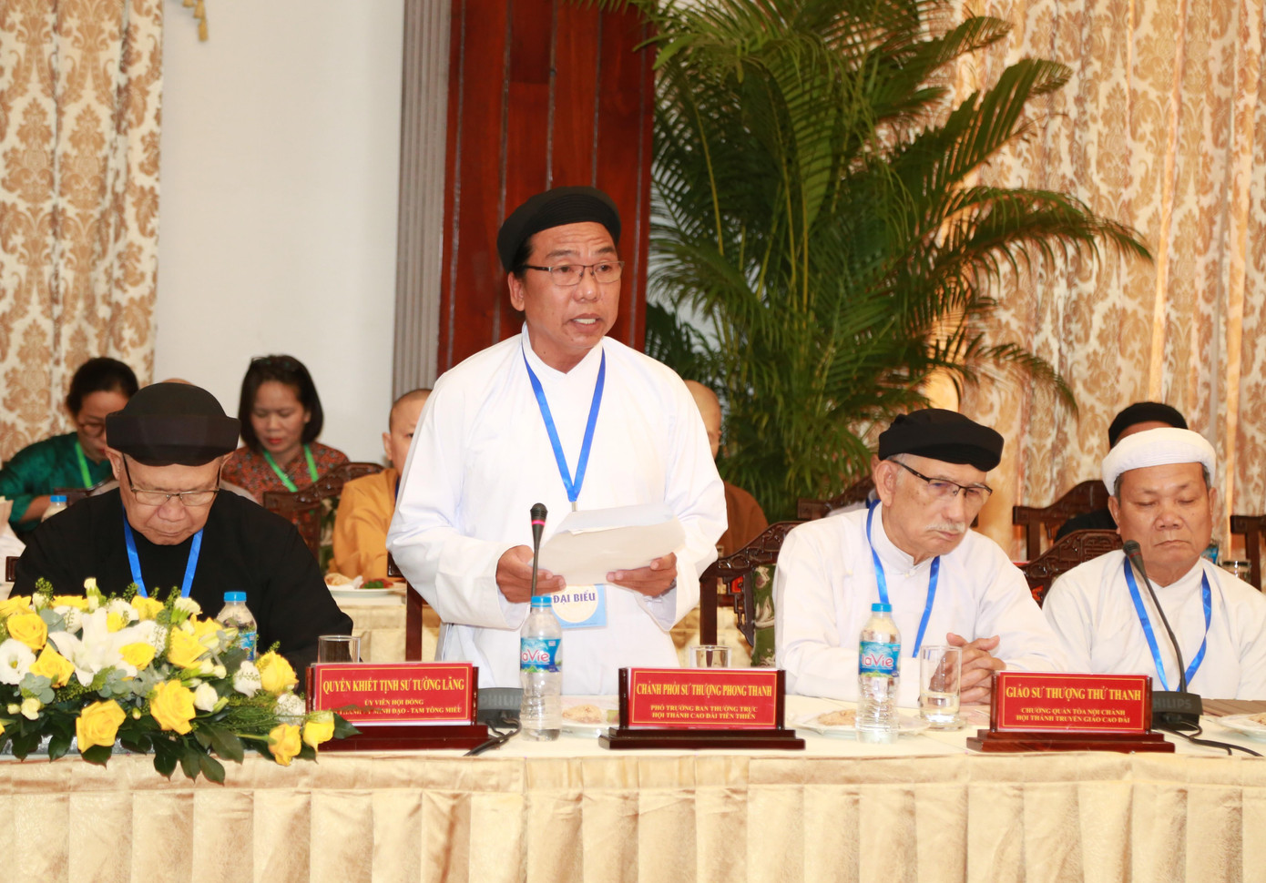 Chức sắc đại diện các tổ chức tôn giáo tham luận tại hội nghị.