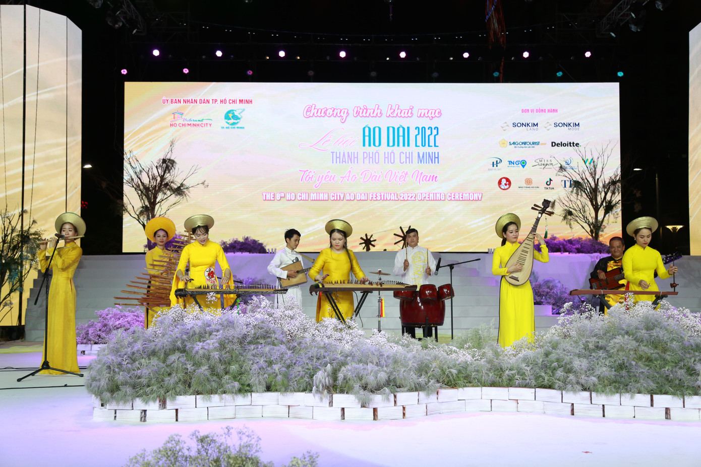 Ban nhạc Quê Hương trình diễn các nhạc cụ dân tộc trong đêm hội Ban nhạc Quê Hương trình diễn các nhạc cụ dân tộc trong đêm hội