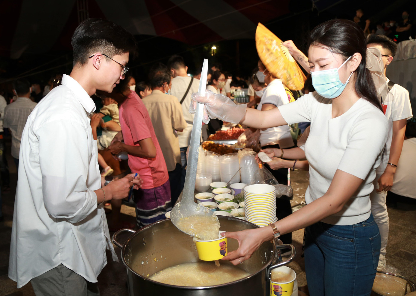 Thưởng thức tiệc buffet tại chương trình.