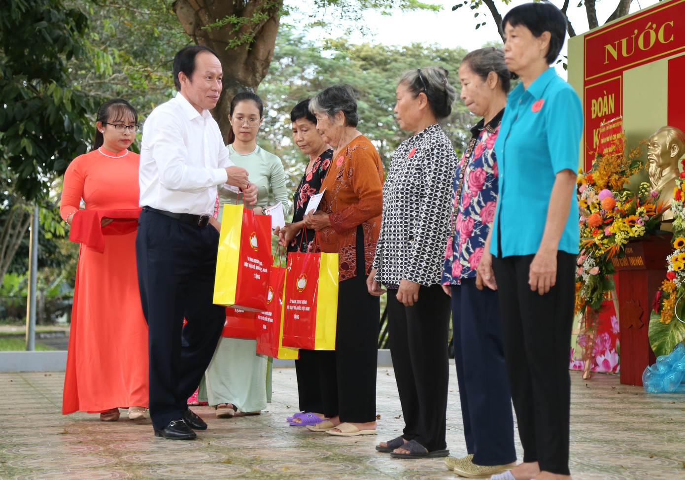 Phó Chủ tịch kiêm Tổng Thư ký Ủy ban Trung ương MTTQ Việt Nam Lê Tiến Châu trao các phần quà đến người dân. Phó Chủ tịch kiêm Tổng Thư ký Ủy ban Trung ương MTTQ Việt Nam Lê Tiến Châu trao các phần quà đến người dân.