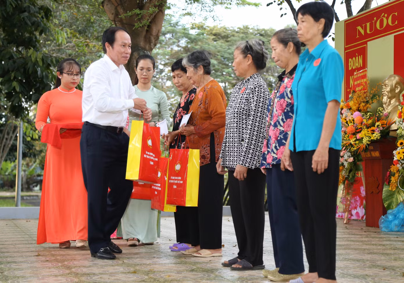 Phó Chủ tịch kiêm Tổng Thư ký Ủy ban Trung ương MTTQ Việt Nam Lê Tiến Châu trao các phần quà đến người dân. Phó Chủ tịch kiêm Tổng Thư ký Ủy ban Trung ương MTTQ Việt Nam Lê Tiến Châu trao các phần quà đến người dân.