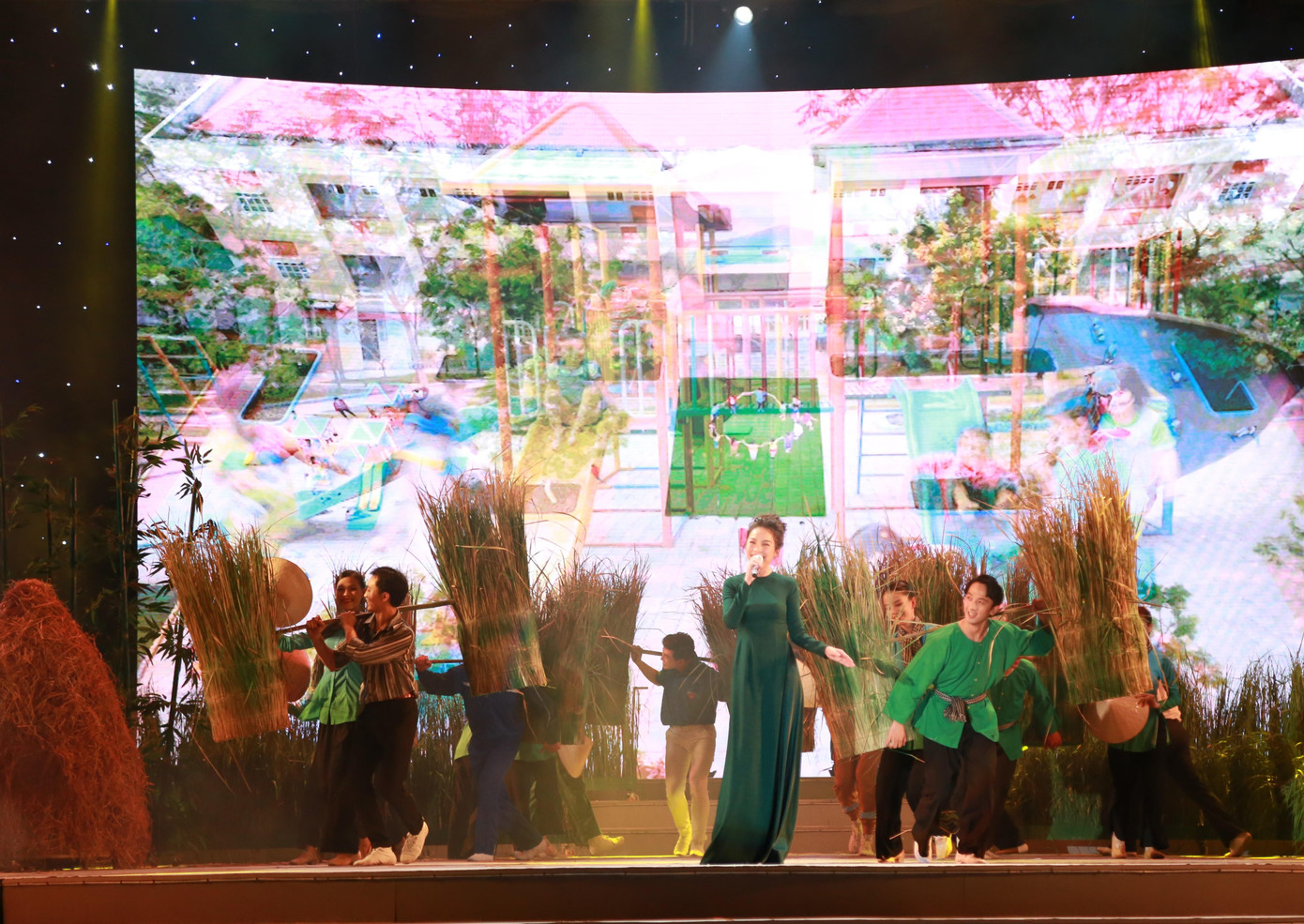 Hiền Thục cùng nhóm múa gợi lại hình ảnh bình dị của làng quê Việt Nam qua nhạc phẩm "Gọi mùa".