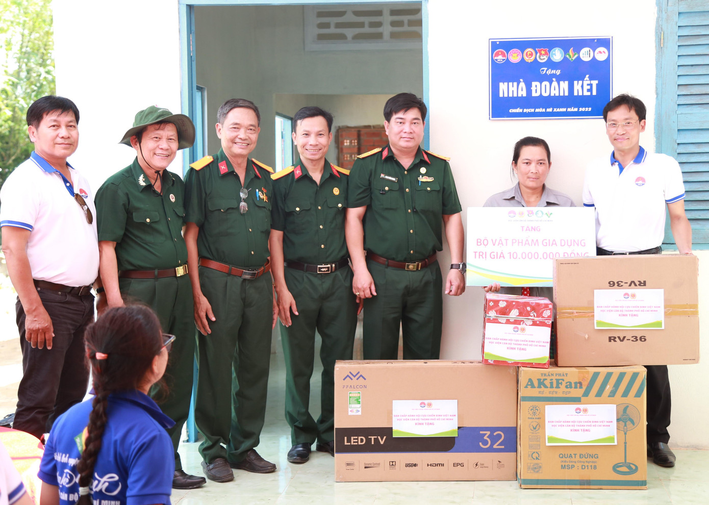 Dịp này, các đơn vị đồng hành đã gửi tặng nhiều trang thiết bị nội thất và vật dụng để chị Tươi có điều kiện cải thiện cuộc sống. Dịp này, các đơn vị đồng hành đã gửi tặng nhiều trang thiết bị nội thất và vật dụng để chị Tươi có điều kiện cải thiện cuộc sống.