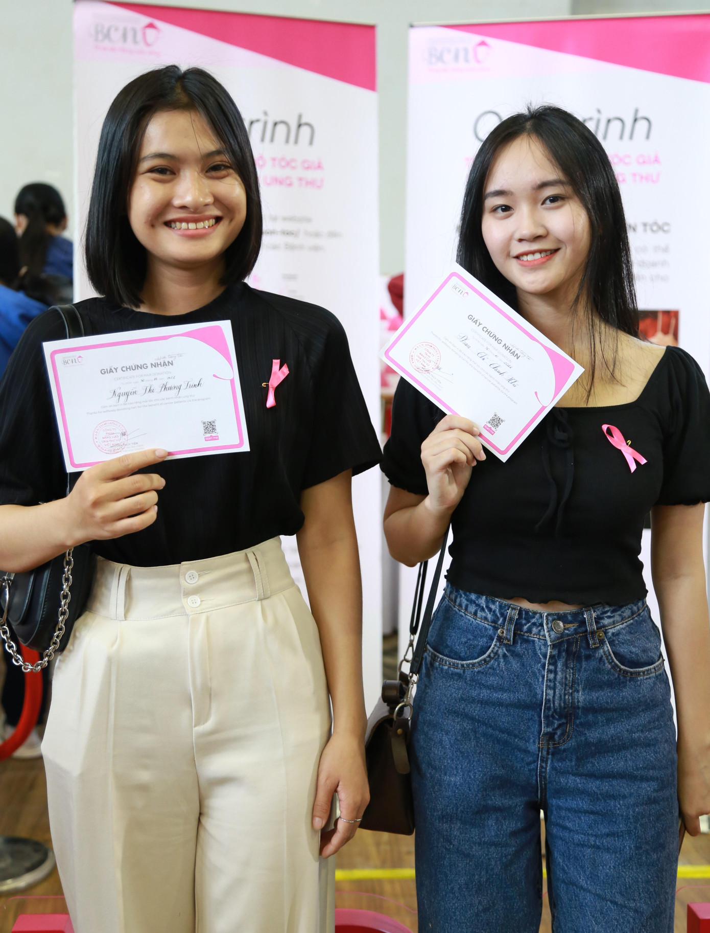 Nguyễn Thị Phương Trinh (bên trái) và Phạm Thị Thanh Nhã (23 tuổi) đến chương trình để hiến tóc. "Mình cảm thấy hạnh phúc khi giúp được người bệnh", Phương Trinh bộc bạch sau khi hiến phần tóc dài đến 37cm mà cô "nuôi" trong 4 năm qua.