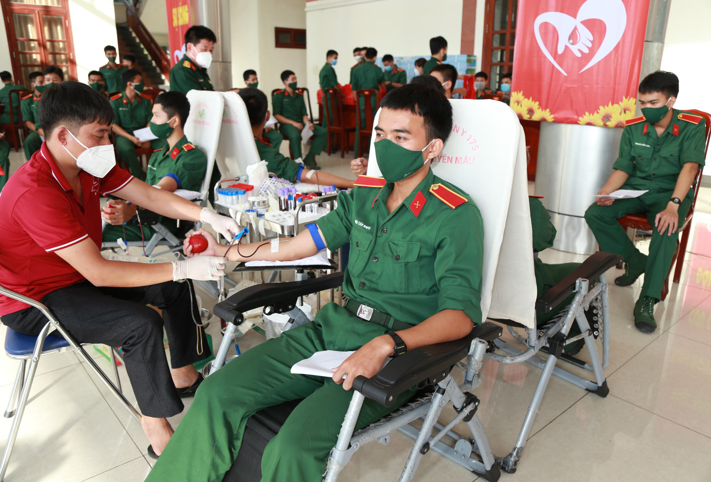 Tuổi trẻ Trường Sĩ quan Lục quân 2 hưởng ứng nhiệt tình ngày hội hiến máu