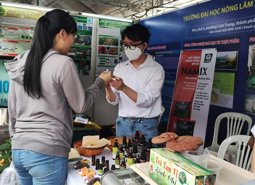 Sinh viên khối ngành Nông lâm giới thiệu sản phẩm tại Hội chợ về nông nghiệp tại quận 12, TPHCM. Ảnh: Ngô Tùng